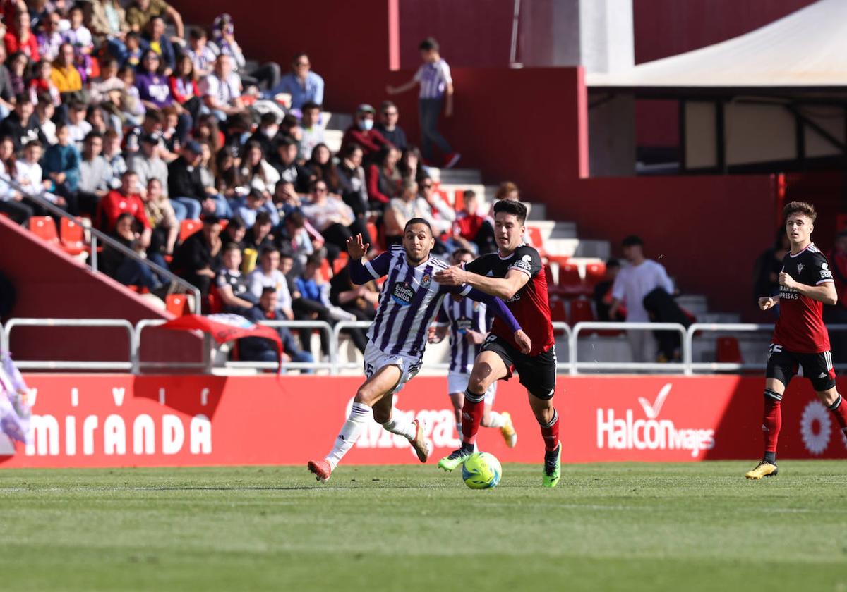 Anuar pelea con un defensor del Mirandés en la última visita del Pucela a Anduva.