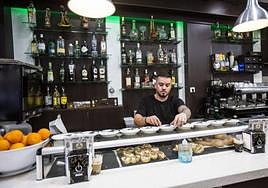 Un camarero, en una cafetería en una imagen de archivo.