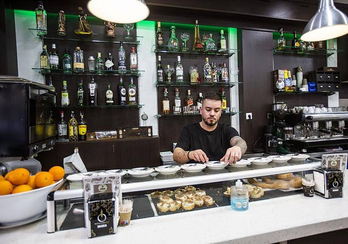 Un camarero, en una cafetería en una imagen de archivo.