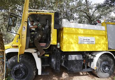 Cuarenta vehículos y 20 efectivos más para luchar contra los incendios