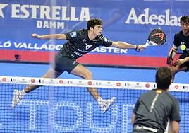 Arturo Coello estira el brazo para devolver una bola.