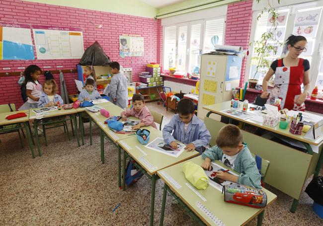 Los alumnos de tercero de Infantil colorean sus fotos de graduación.