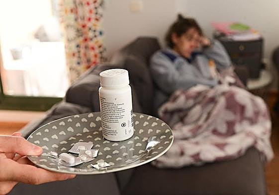 Una mujer con migrañas espera su medicación.