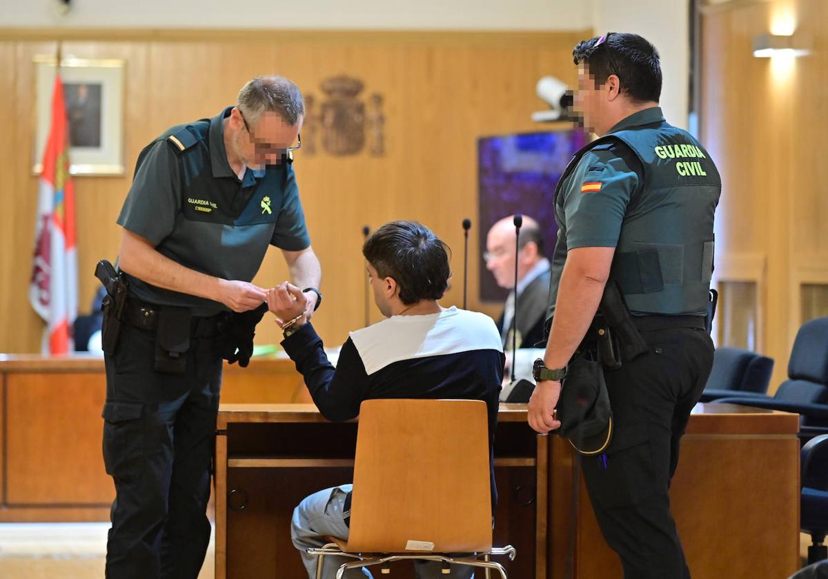 La Guardia Civil quita los grilletes al acusado en la Audiencia de Valladolid.