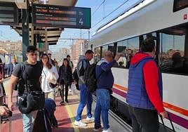 Pasajeros suben a un tren en la estación de Valladolid.