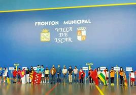 Desfile de presentación de participantes en una edición anterior del Campeonato de España de Pelota de Edad Escolar en el frontón de Íscar.