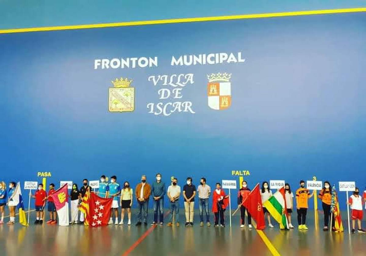 Desfile de presentación de participantes en una edición anterior del Campeonato de España de Pelota de Edad Escolar en el frontón de Íscar.