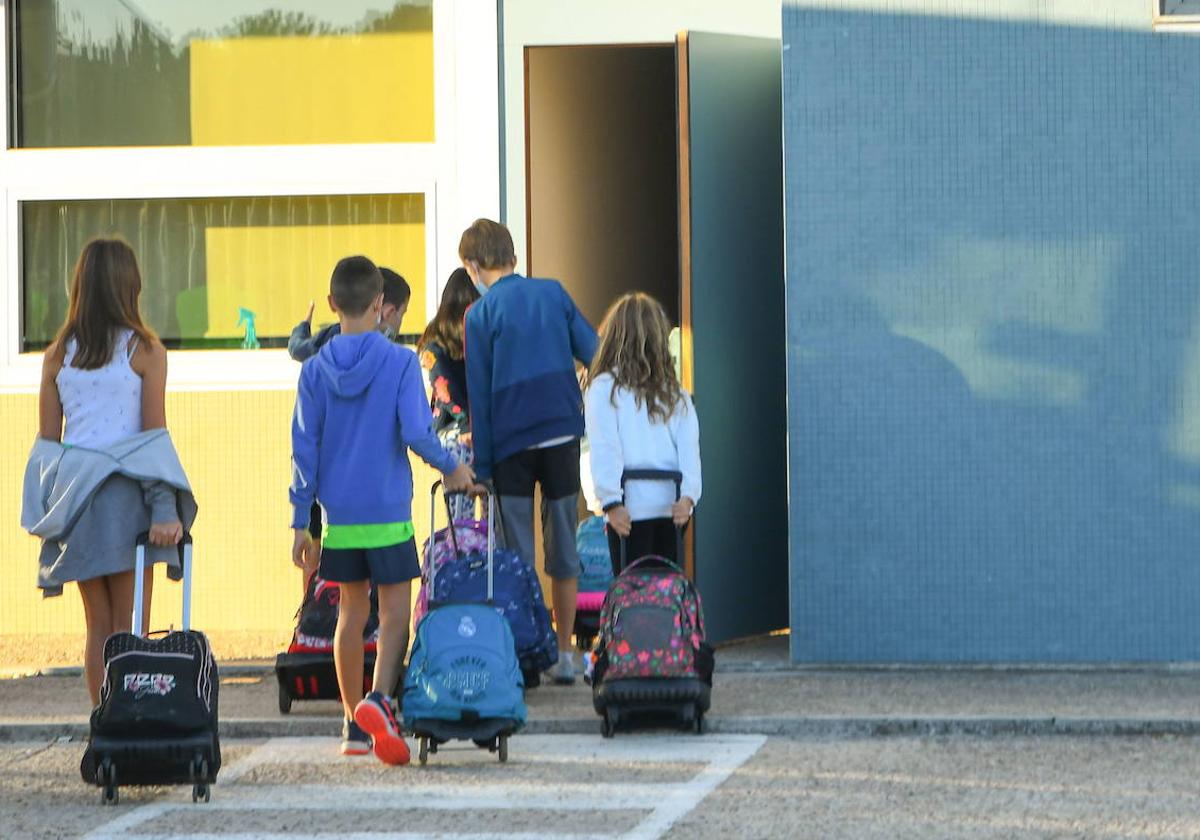 Un grupo de niños entran en el CEIP El Peral.