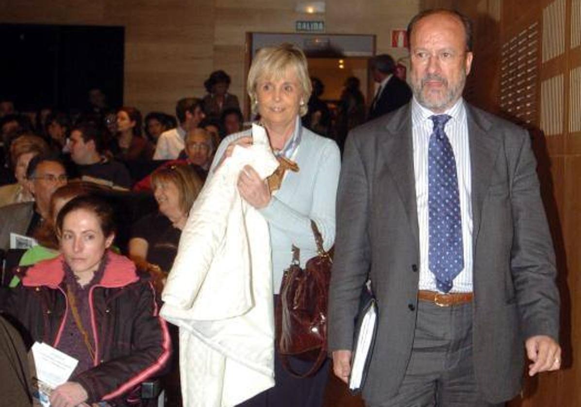 Marisa Ramírez, junto a Francisco Javier León de la Riva, entonces alcalde, en un acto con vecinos del centro en 2006.