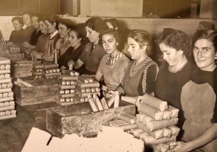 Imagen principal - Arriba, trabajadoras de la antigua fábrica de achicoria en Cuéllar. Abajo, una piara por las calles de Cantimpalos y las obras de reconstrucción del castillo de Coca. 