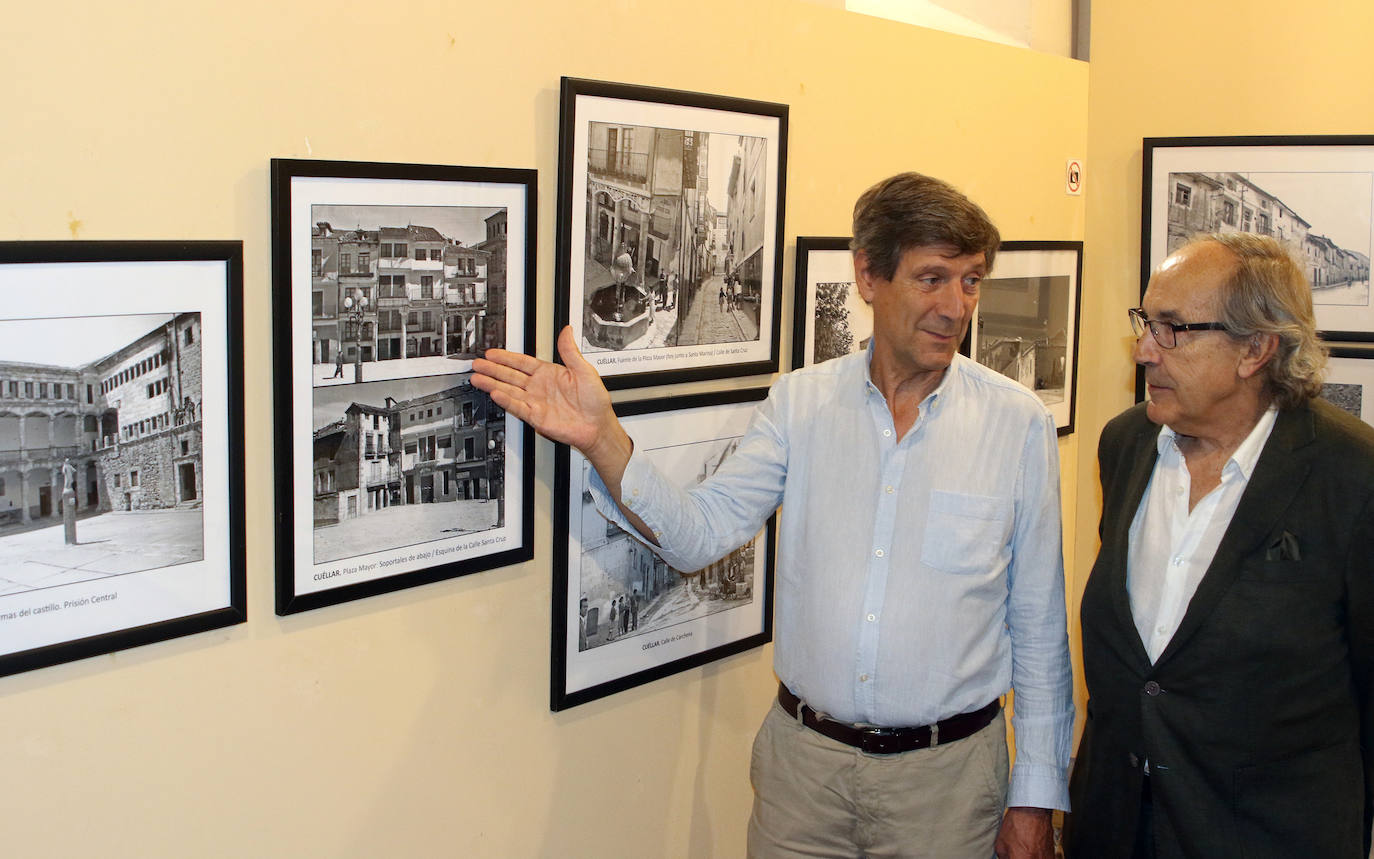 Rafael Cantalejo y el hijo del autor, José Manuel Riosalido, visitan la exposición