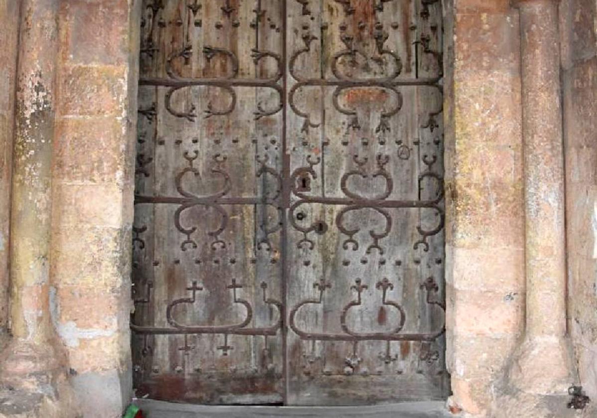 Una de las puertas de acceso a la iglesia de San Millán.