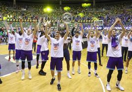 Los jugadores del Zunder Palencia celebran su ascenso a la Liga ACB.