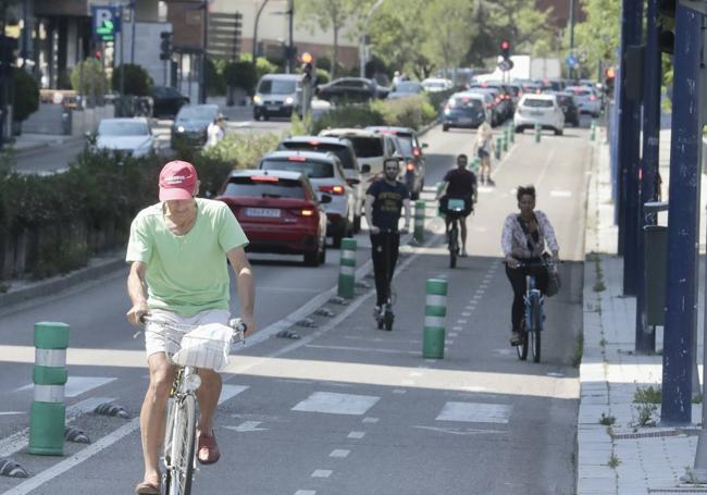 Bicicletas y patinetes, por el carril bici de Isabel La Católica, este viernes.