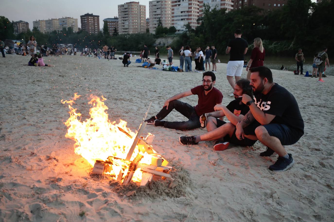 La playa de Las Moreras en la noche de San Juan, en imágenes