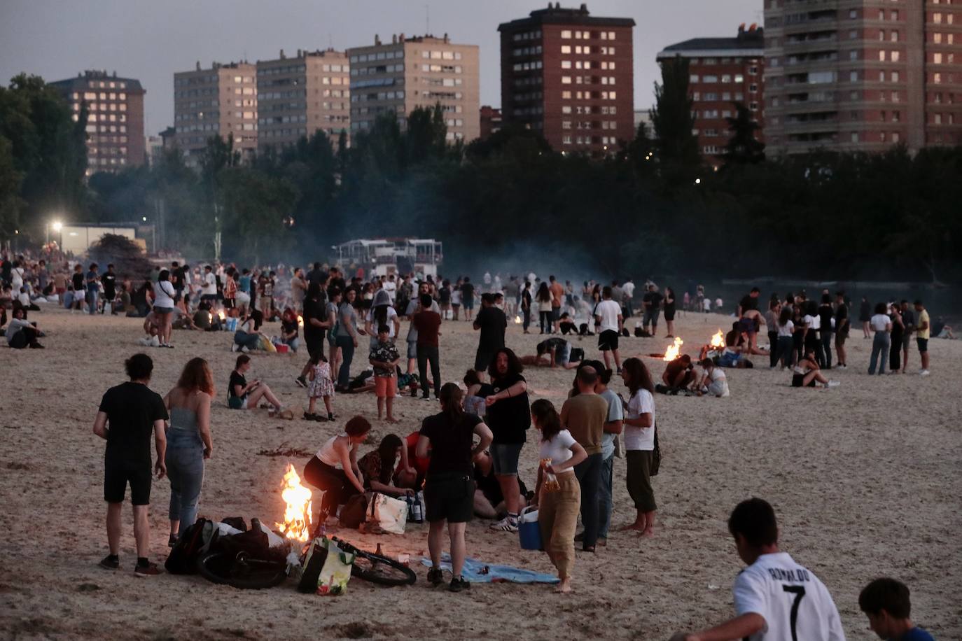 La playa de Las Moreras en la noche de San Juan, en imágenes