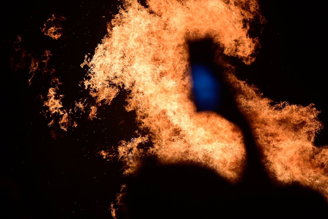 Las hogueras de la noche de San Juan, en imágenes