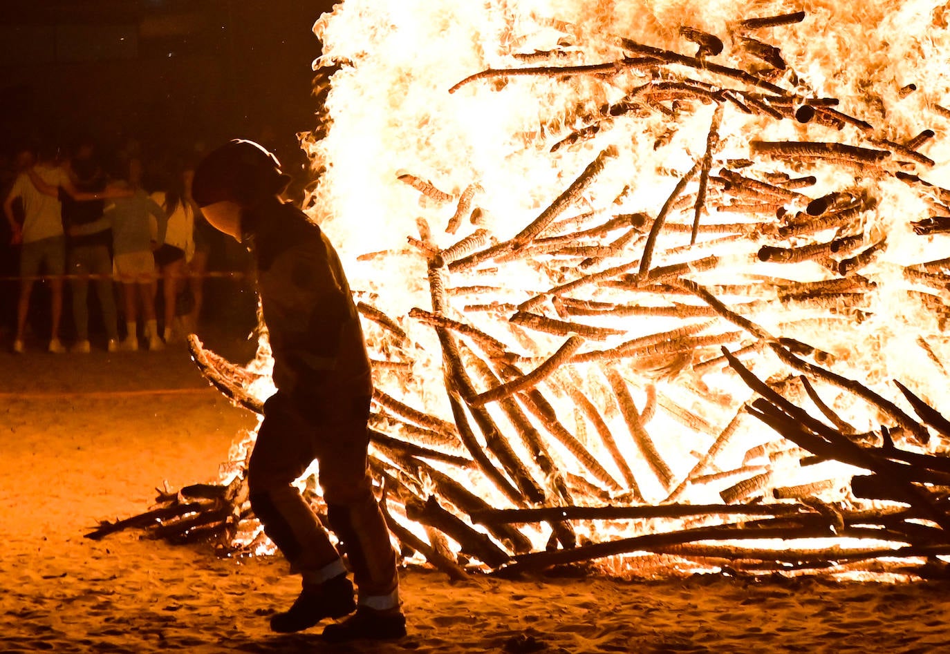 Las hogueras de la noche de San Juan, en imágenes