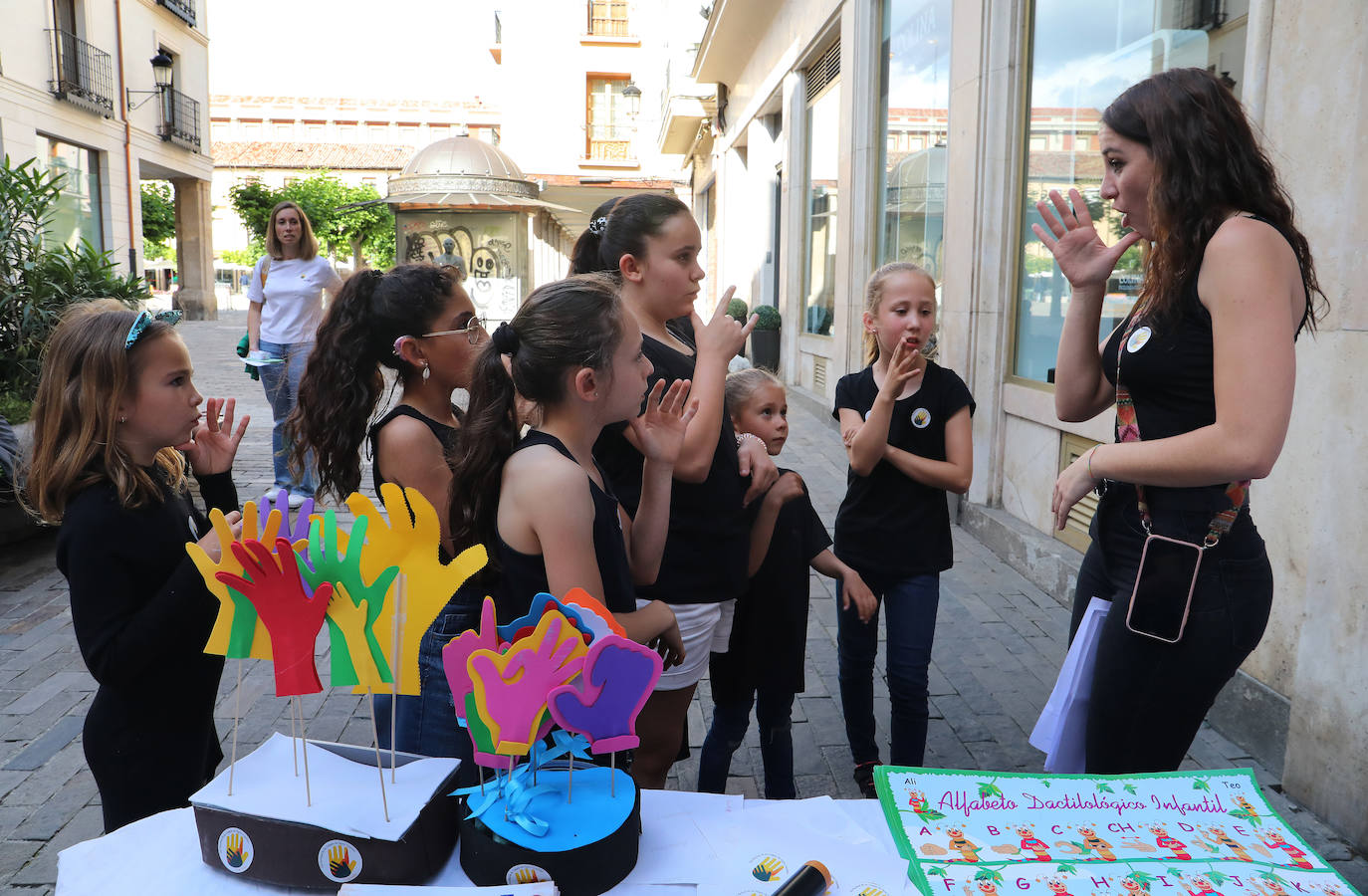 Unas niñas aprenden lengua de signos en la Bocaplaza.