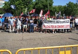 Concentración de trabajadores de Lingotes Especiales a las puertas de la junta de accionistas de la empresa.