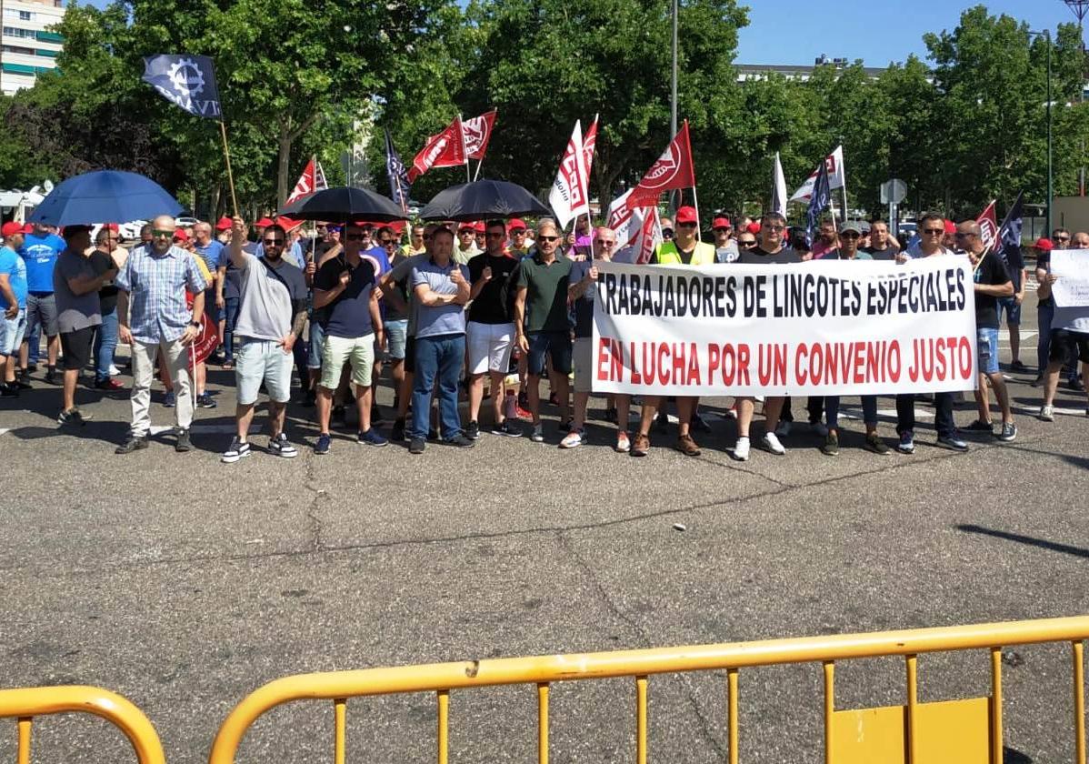 Concentración de trabajadores de Lingotes Especiales a las puertas de la junta de accionistas de la empresa.