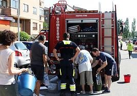 Suministro de agua por parte de los bomberos a los vecinos afectados, esta tarde.