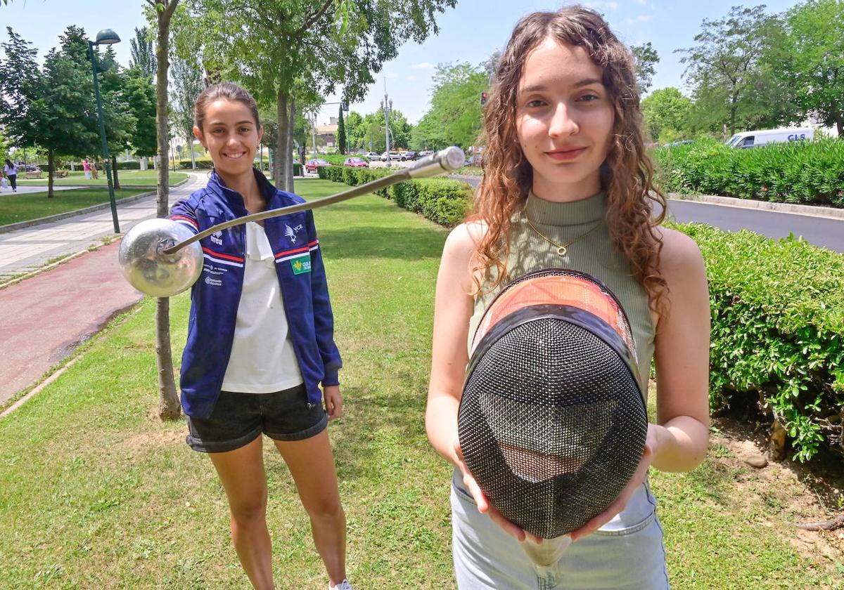 Marina Nebot con una espada y Lucía Varela con una máscara, tiradoras del Valladolid Club de Esgrima.