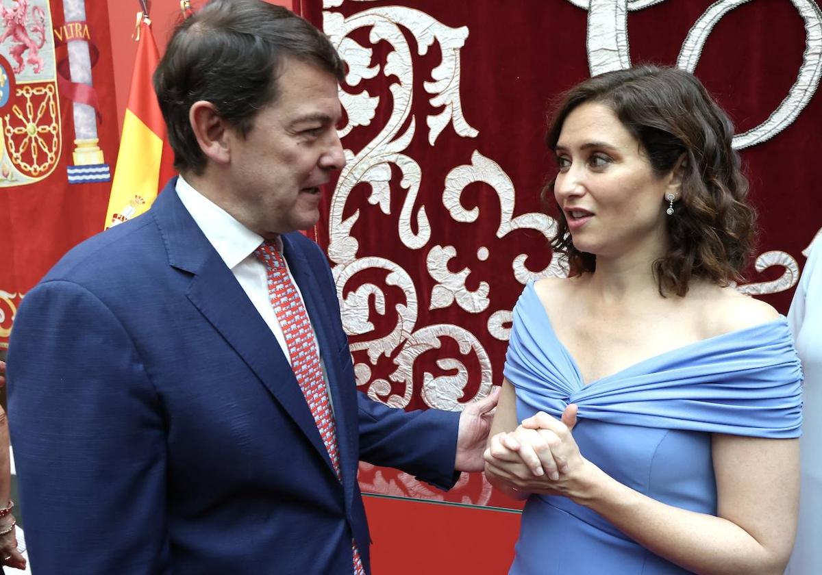 El presidente de la Junta de Castilla y León, Alfonso Fernández Mañueco, asiste a la toma de posesión de Isabel Díaz Ayuso como presidenta de la Comunidad de Madrid.