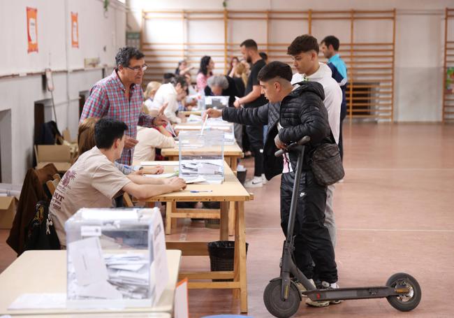 Mesas constituidas en el colegio Allue Morer para las votaciones municipales del 28M.