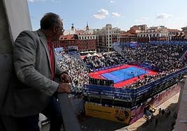 Vista de la pista de pádel de la Plaza Mayor desde el Banco Santander.