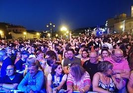 Ambiente en la plaza Oriental para escuchar el pregón y el concierto de La M. O. D. A.