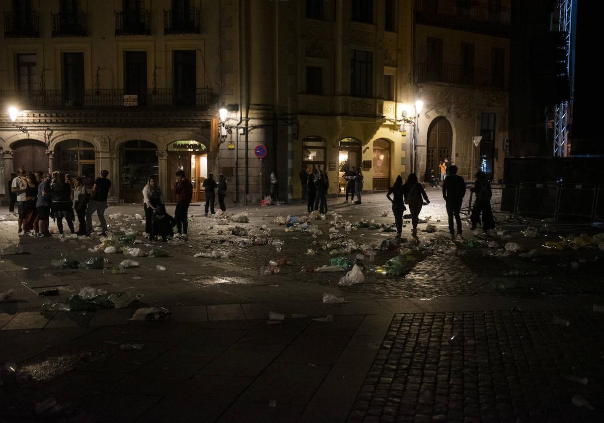 Restos de residuos en la Plaza Mayor tras una verbena en las fiestas de Segovia.