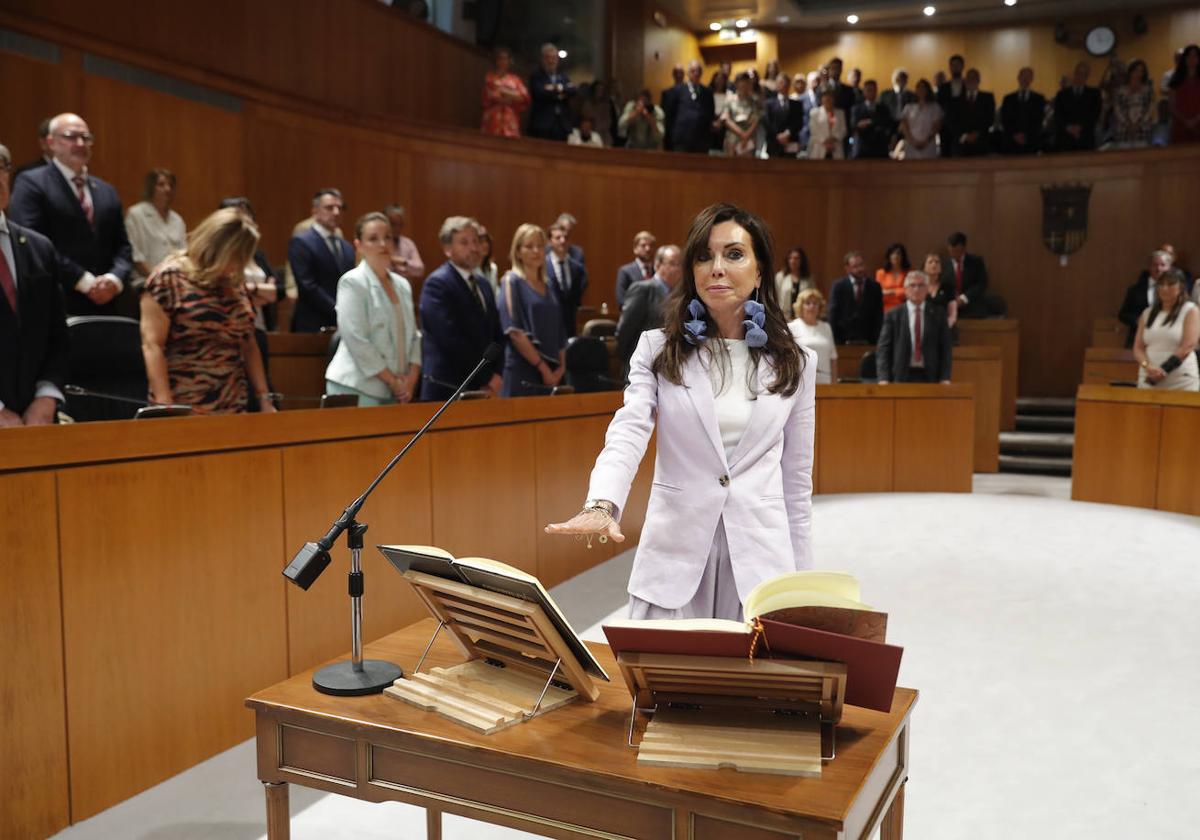 Marta Fernández (Vox), en su toma de posesión en el parlamento aragonés.