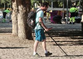 El servicio de limpieza hace horas extras en la playa de Las Moreras