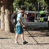 El servicio de limpieza hace horas extras en la playa de Las Moreras