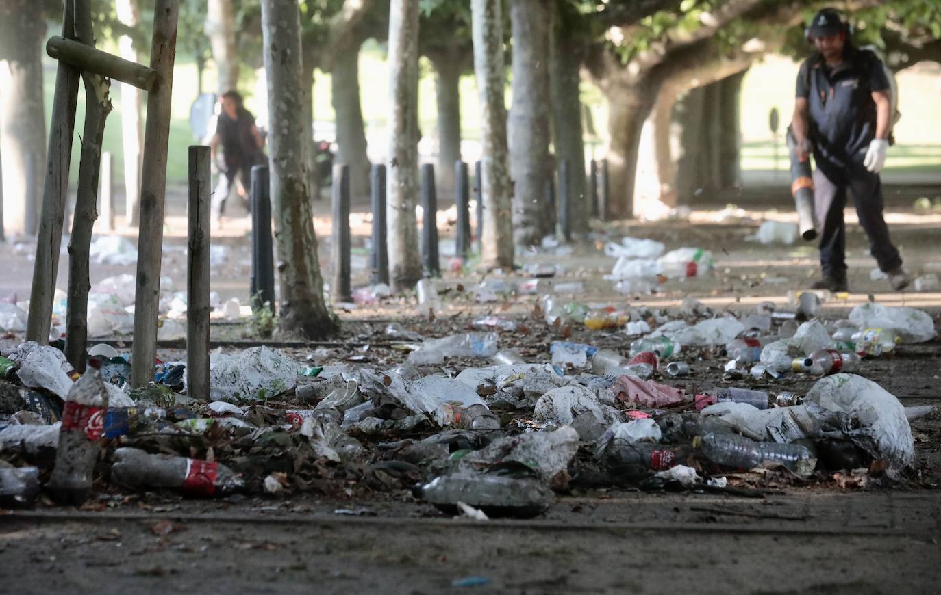 El servicio de limpieza hace horas extras en la playa de Las Moreras