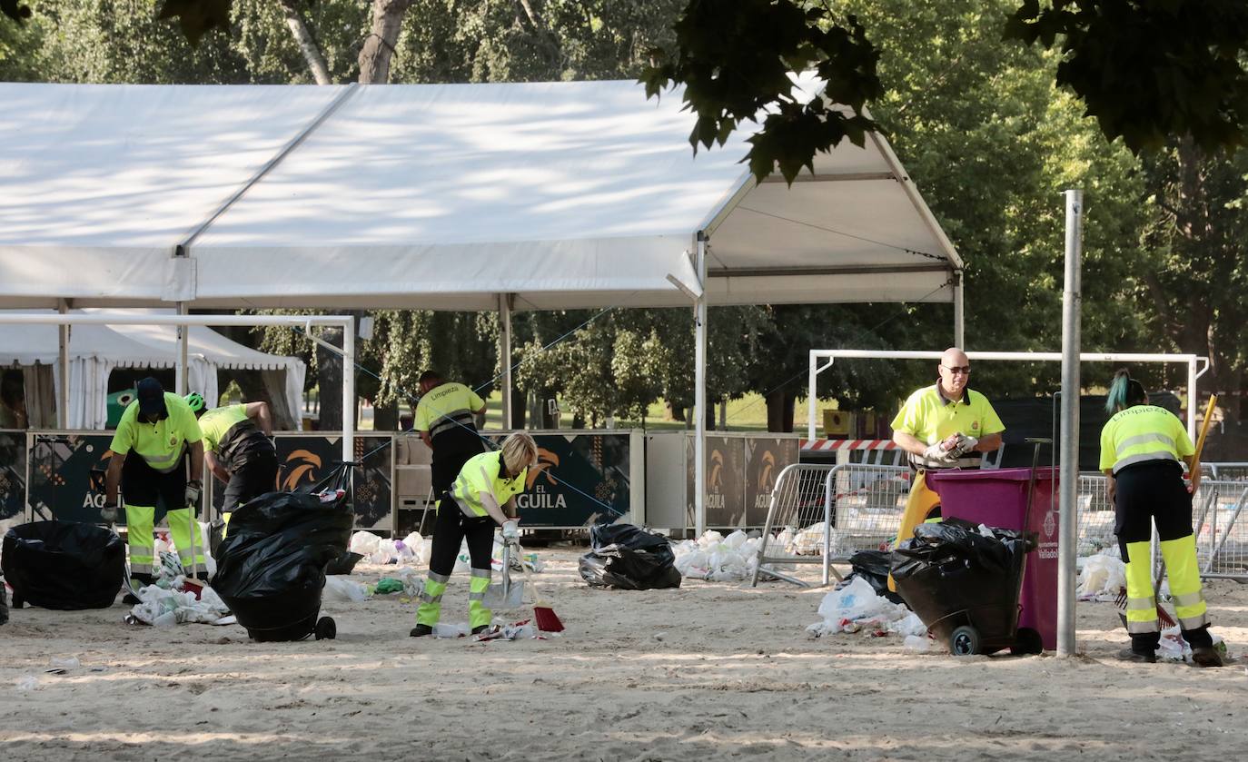 El servicio de limpieza hace horas extras en la playa de Las Moreras