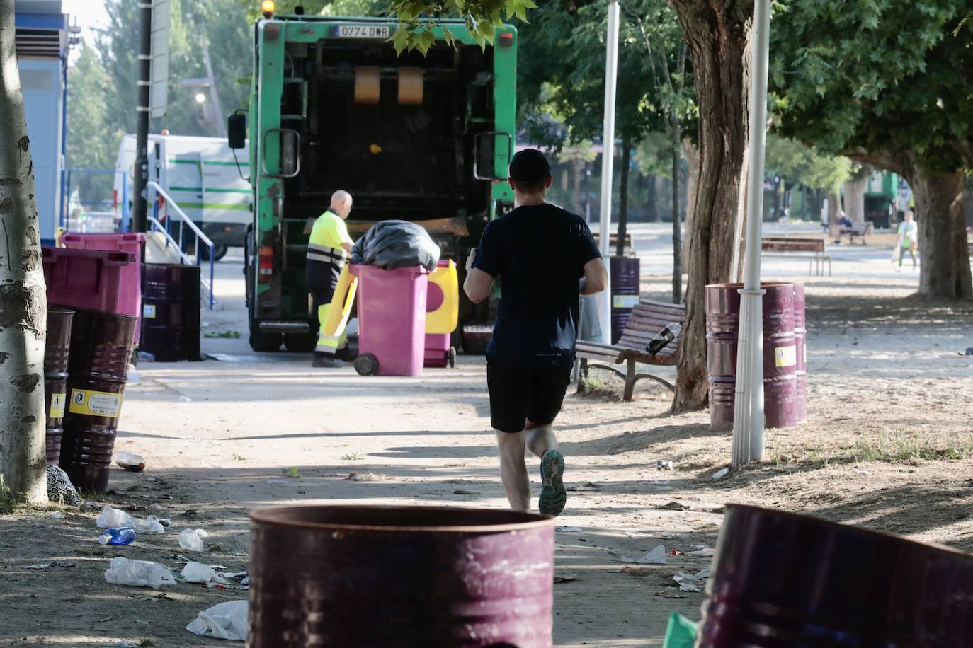 El servicio de limpieza hace horas extras en la playa de Las Moreras