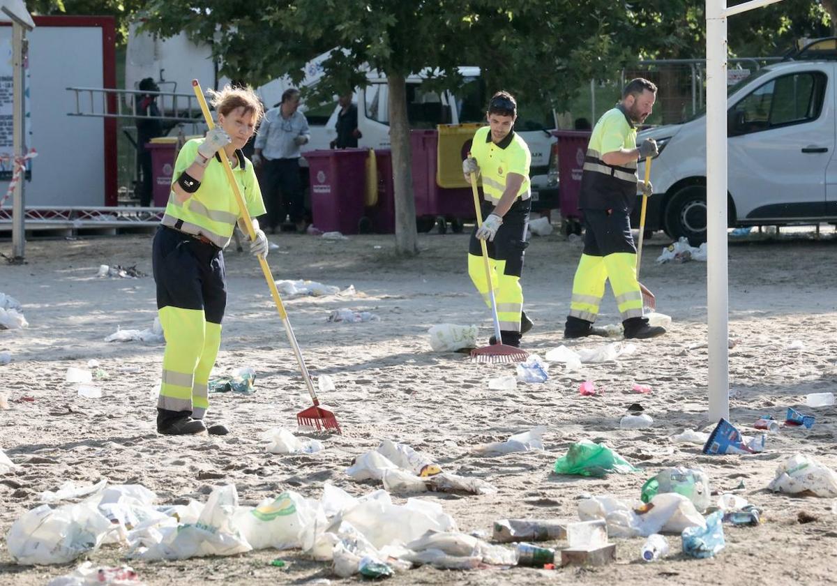 El servicio de limpieza hace horas extras en la playa de Las Moreras