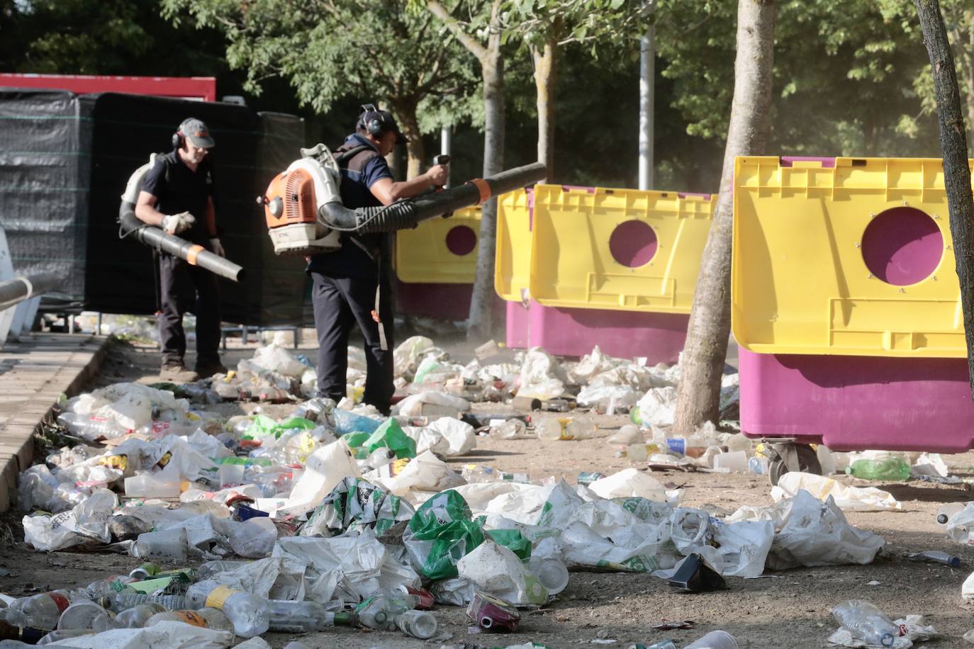 El servicio de limpieza hace horas extras en la playa de Las Moreras