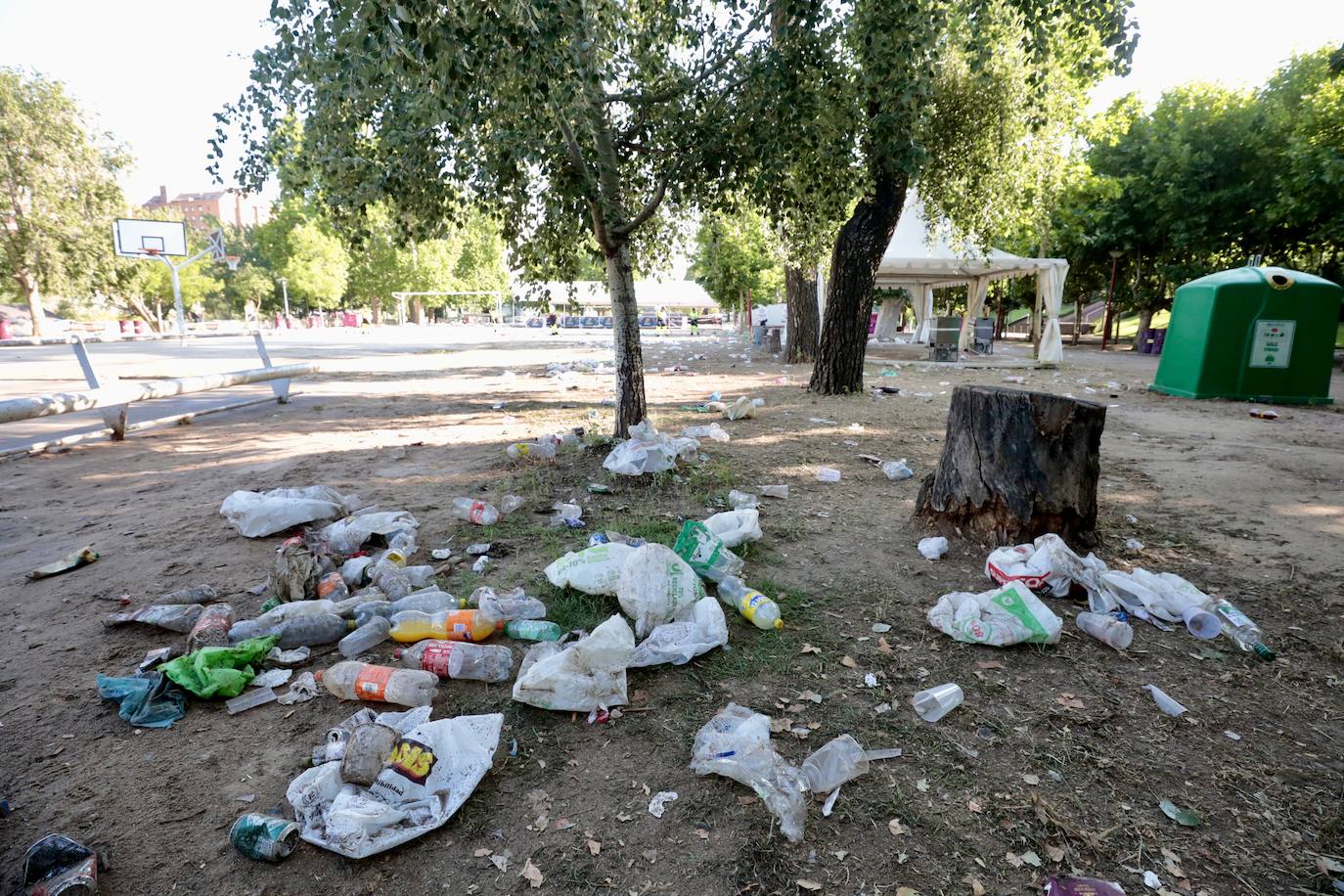 El servicio de limpieza hace horas extras en la playa de Las Moreras