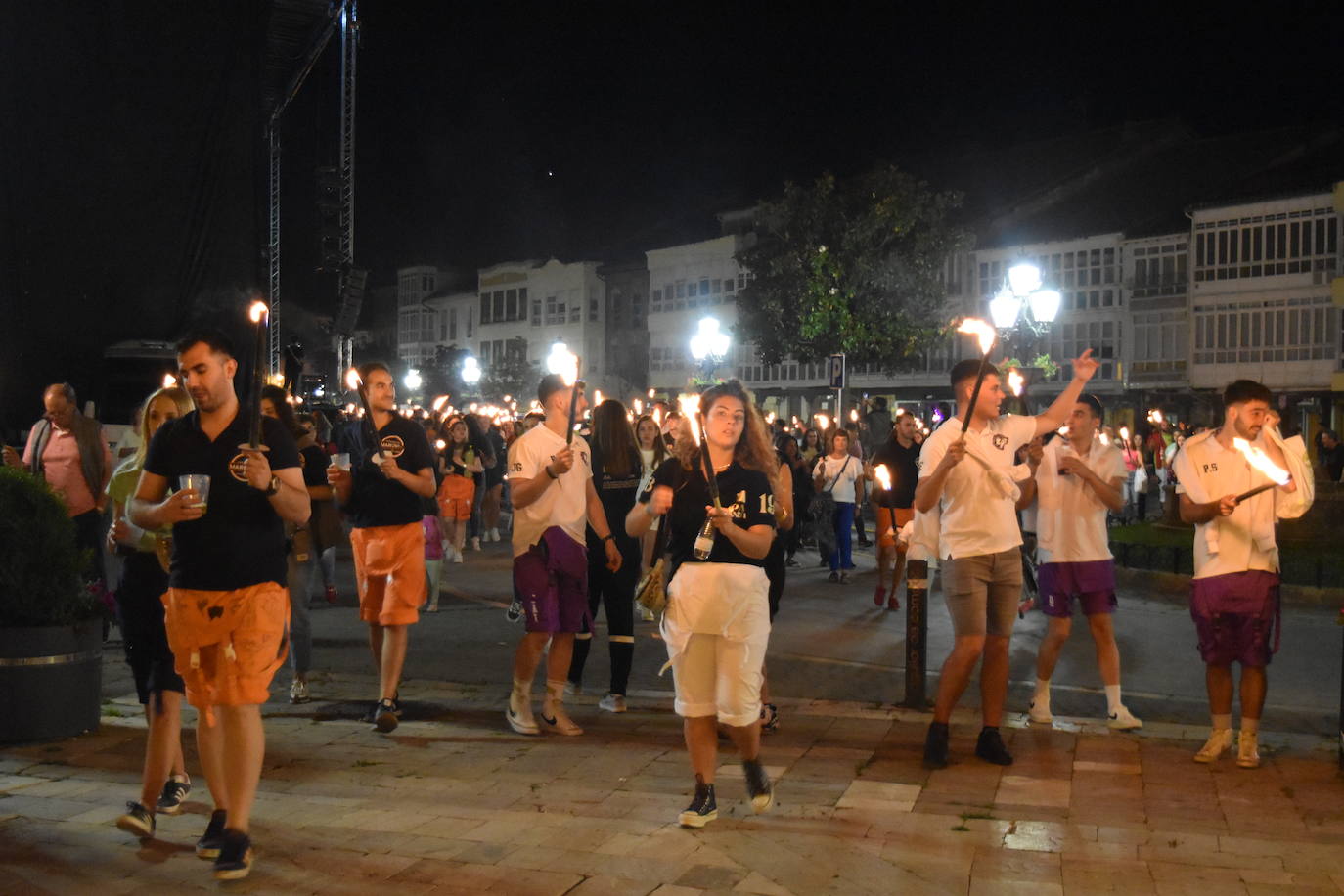 Aguilar vibra con la procesión de antorchas y la hoguera