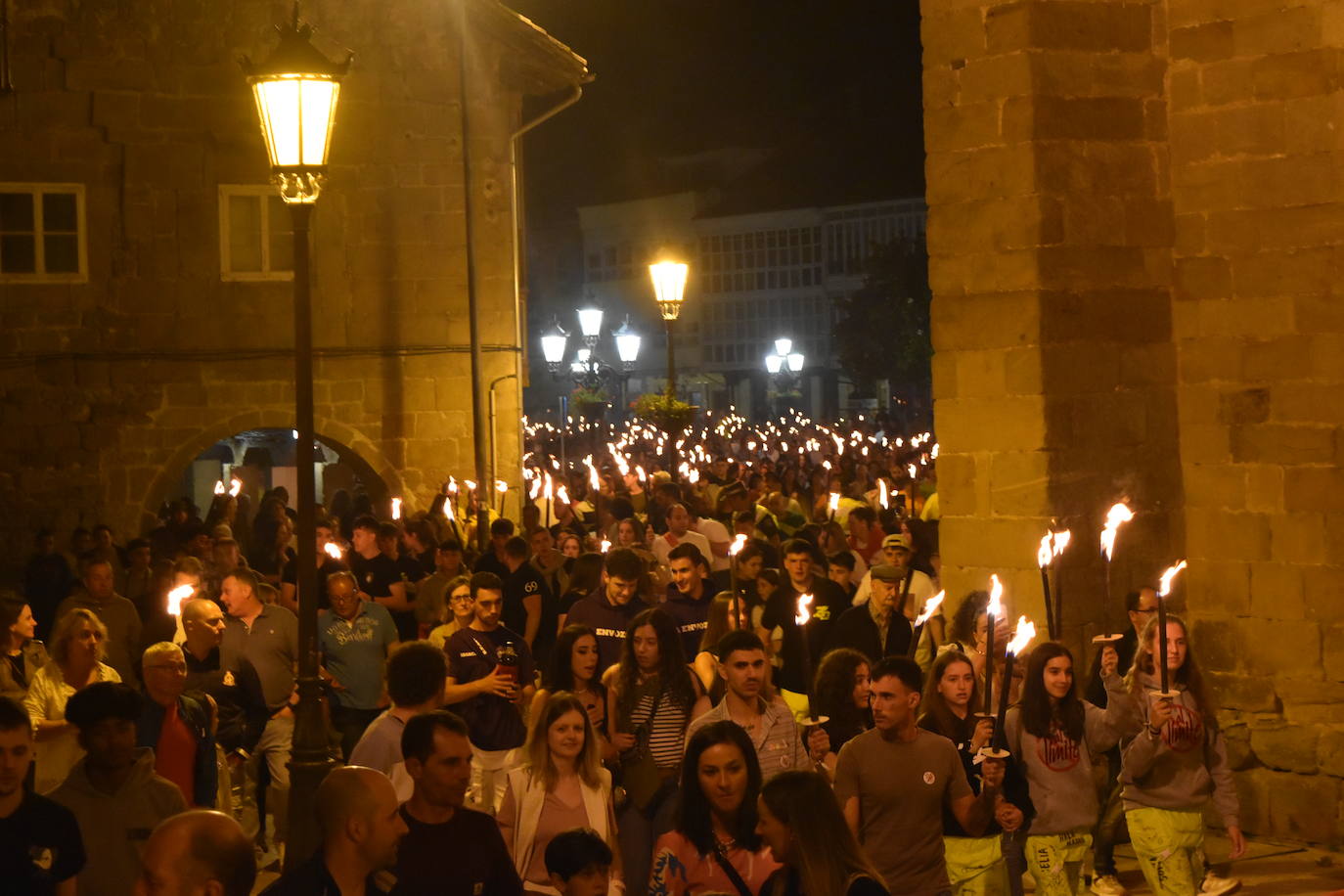 Aguilar vibra con la procesión de antorchas y la hoguera