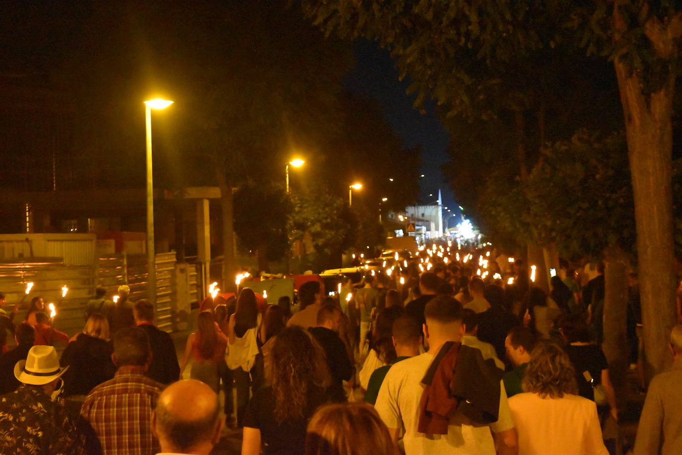 Aguilar vibra con la procesión de antorchas y la hoguera