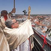 El arzobispo de Valladolid bendice la ciudad desde lo más alto un siglo después
