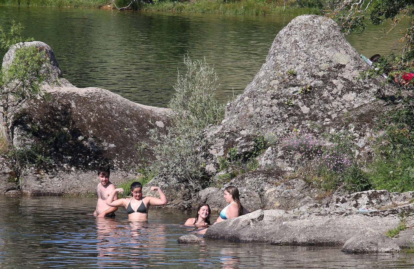 Primeros baños del verano en el Pontón y en La Panera