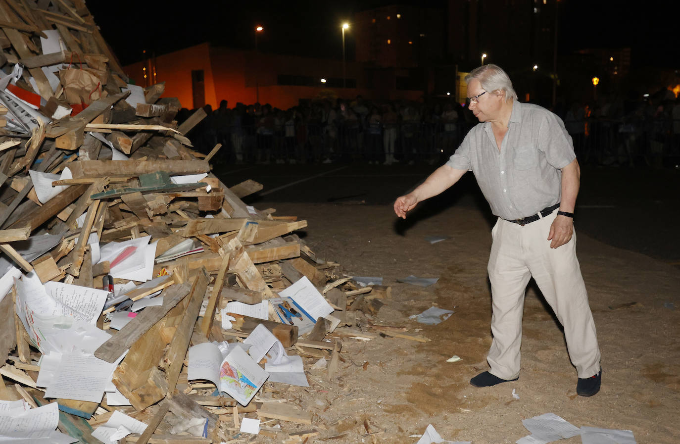 Los palentinos celebran San Juan alrededor de la hoguera