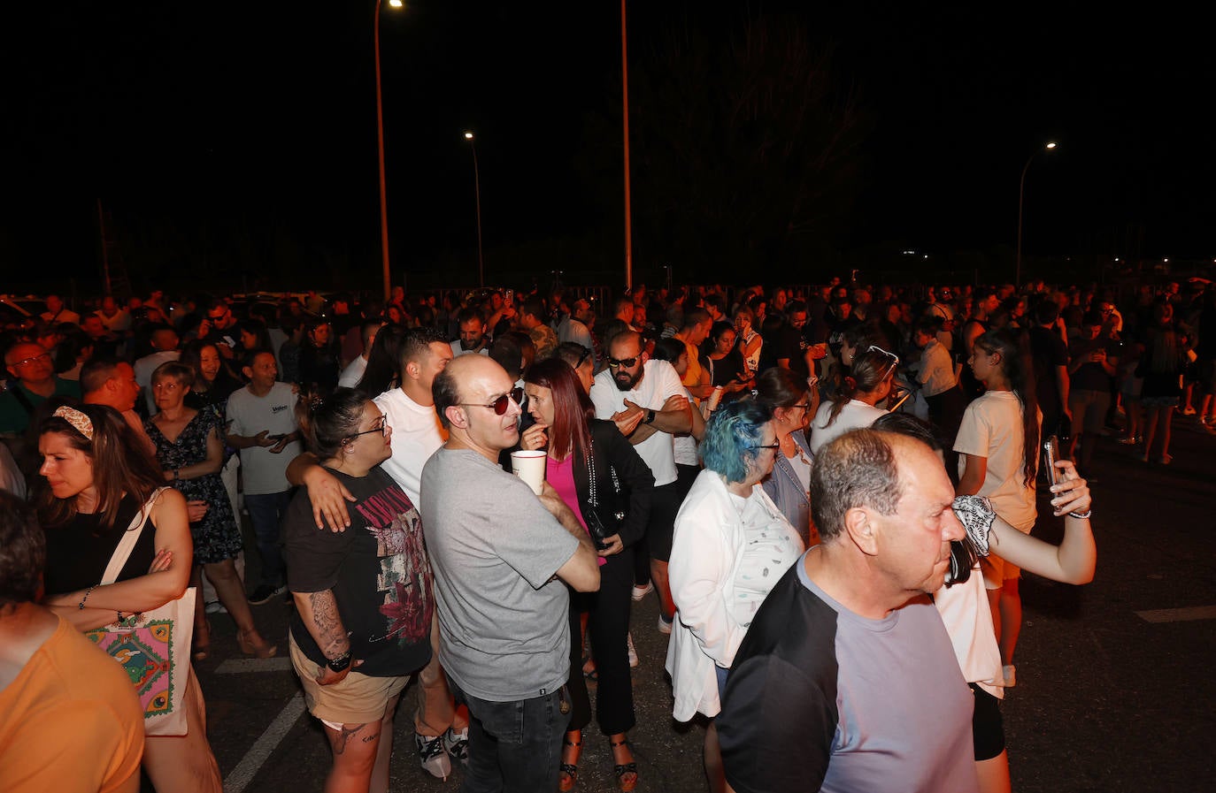 Los palentinos celebran San Juan alrededor de la hoguera