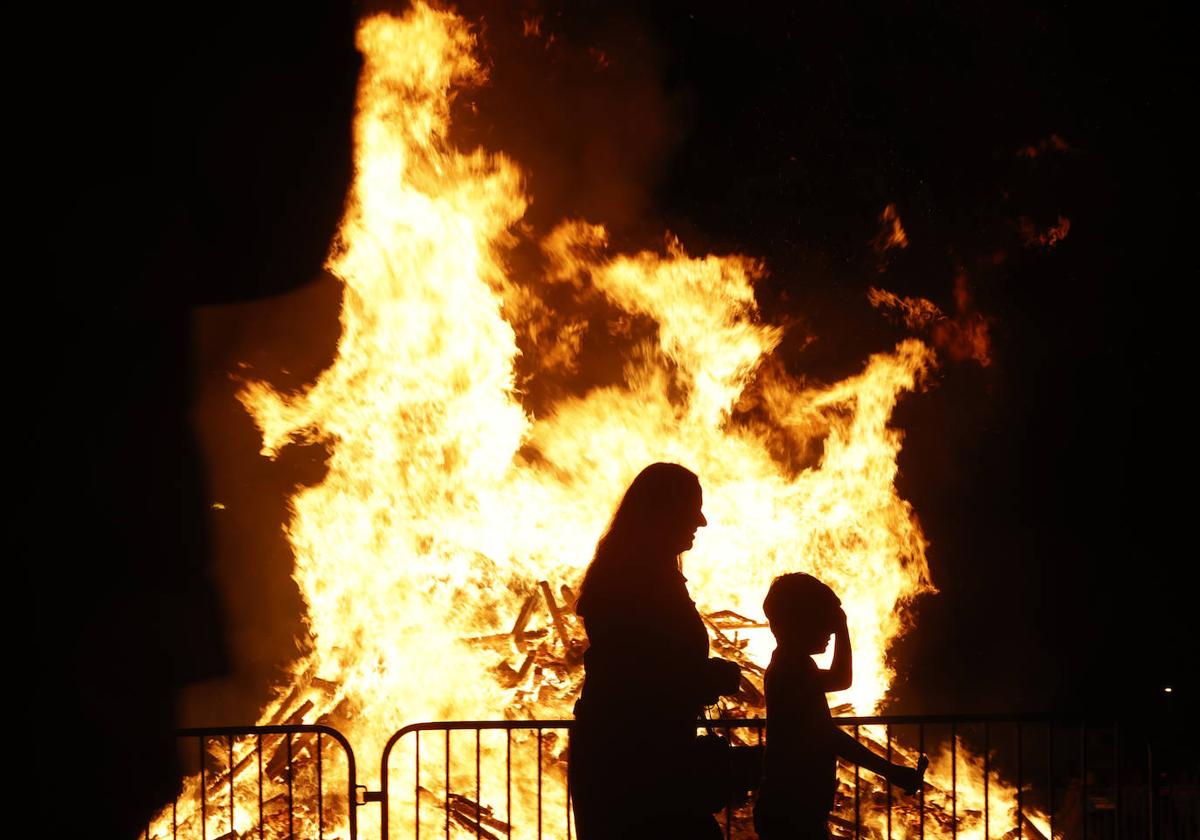 Los palentinos celebran San Juan alrededor de la hoguera