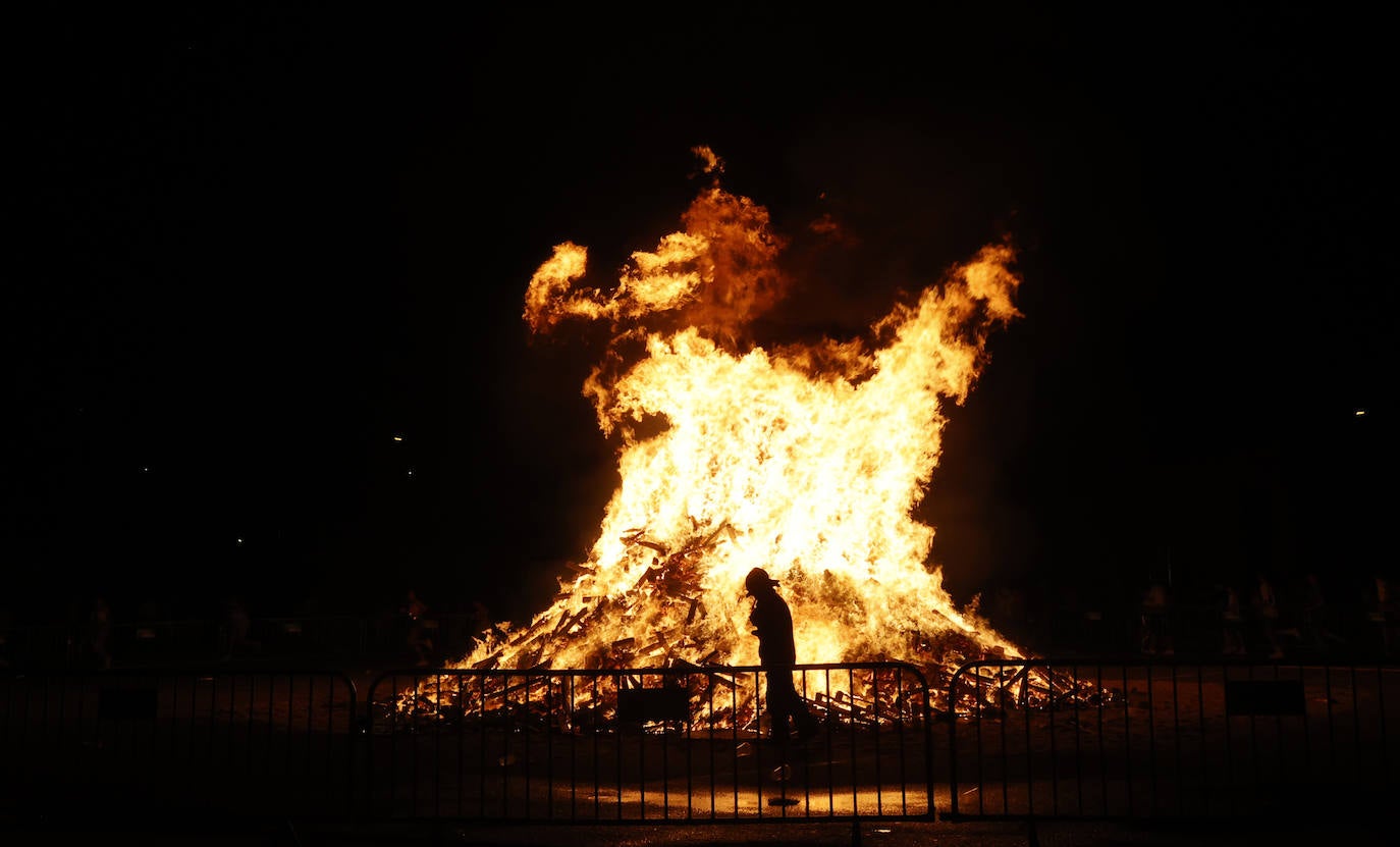 Los palentinos celebran San Juan alrededor de la hoguera